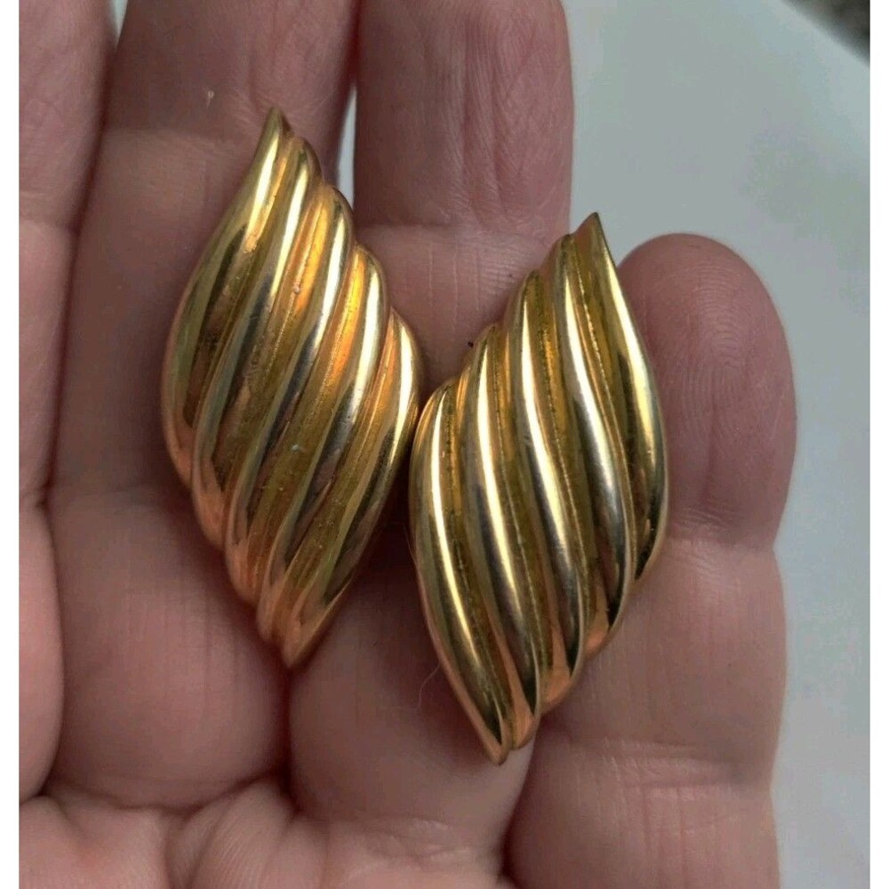 Vintage JS Signed Gold Toned Swirl Shaped Earrings Clip Ons Screw Back 80s Vibe